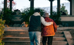 妻子和母亲同时掉进水里,劫财会救谁?